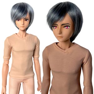 Op de afbeelding: Twee anime-poppen met grijs haar en rode ogen. Eén pop draagt een beige V-hals shirt met korte mouwen en een bijpassende broek. De andere pop draagt een beige V-hals shirt met lange mouwen. Beide poppen hebben een neutrale uitdrukking.