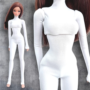 Op de afbeelding: Witte poppenoutfit met een turtleneck en lange mouwen. De outfit is gemaakt van een rekbare stof en heeft een strakke pasvorm.