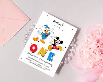 Può includere: Un invito bianco con pois neri. La carta presenta un'immagine di cartone animato di Topolino e Paperino con la parola "ONE" in lettere colorate. Il testo sulla carta recita: "Andrew compie un anno. Preparate le orecchie. È ora di brindare! Sabato 5 novembre alle 12:00. 446 Beauty Lane, Sydney, CA 95673. RSVP a Emma 666.590.4534."