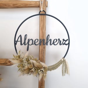 Personalized 25 cm loop with custom text & dried flowers | Boho wall decoration | Handmade in Austria