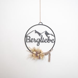 25 cm loop with mountain silhouette & dried flowers – &quot;Mountain Love&quot; or custom text | Handmade in Austria