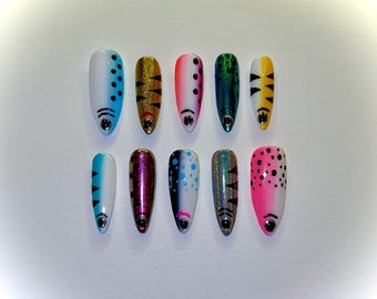 Uñas postizas personalizadas con diseño de señuelo de pesca pintadas a mano.