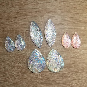 AB-blommönster med droppformade platta baksida cabochoner, blommönster med hästöga och platta baksida cabochoner, hartscabochoner för inhemska pärlörhängen