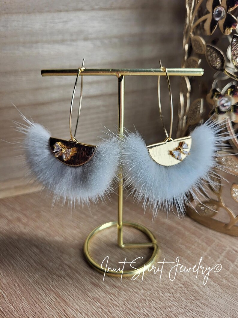 Inuit Spirit Brass/ Stainless Steel Mink Fur Fan-shaped Geometric Ulu ...