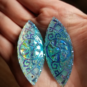 AB 19 x 49 mm glänsande hästöga-cabochoner med platta baksida, hästöga-cabochoner med blommönster, hartsfack för örhängen med pärlor i inhemska örhängen