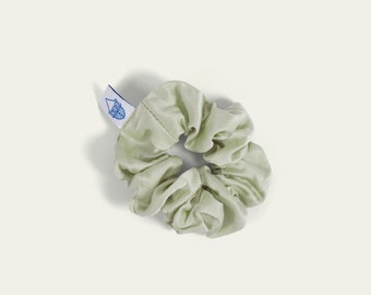 Scrunchie de seda de morera teñida de plantas // Corbata de pelo de seda de morera teñida natural // Scrunchie sostenible respetuoso con el eco teñido botánicamente