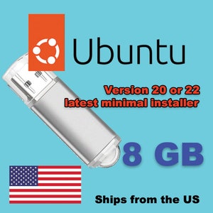 Może przedstawiać: Srebrny pendrive USB 8 GB z logo Ubuntu i tekstem wskazującym wersję 20 lub 22 najnowszego minimalnego instalatora. Obraz zawiera flagę USA na jasnoniebieskim tle.