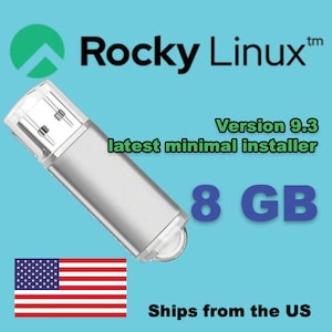 Puede incluir: Una unidad flash USB plateada de 8 GB con el texto "Rocky Linux" y "Version 9.3 latest minimal installer". La bandera estadounidense está en la esquina inferior izquierda. El fondo es azul claro.