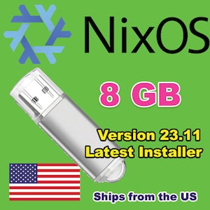 Könnte beinhalten: Ein silberner USB-Stick mit einem blau-weißen Logo für NixOS. Der Stick ist mit "8 GB Version 23.11 Neuester Installer" beschriftet.