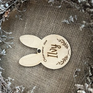Osterhase Anhänger mit Namen/ Holzanhänger/ Hasen personalisiert / Osterdeko/ Osterkorb / Geschenk für Baby Mädchen Jungen Mama Papa Oma Opa