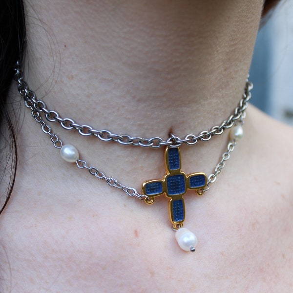 Collier ras de cou en acier inoxydable, pendentif croix bleu doré à l'or fin et ses perles d'eau douce.