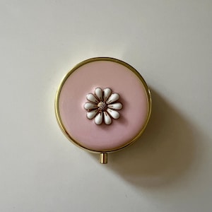 Pill box with daisy on a glossy pink resin background, hand crafted gift for mom, teacher, tooth fairy, trinket, floral embellishment