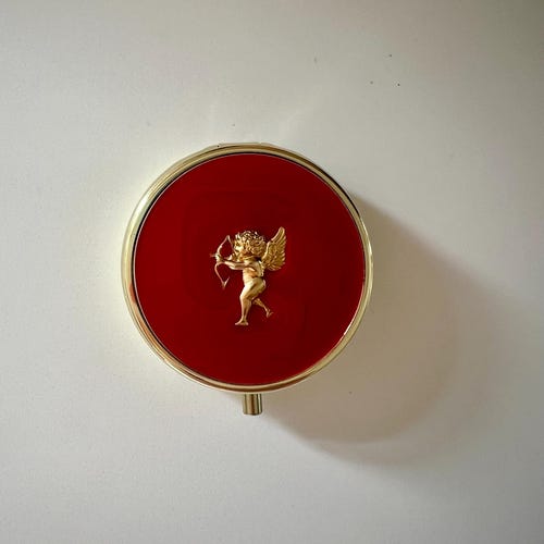 Pilulier artisanal, motif Cupidon, résine rouge, étui à pilules de voyage