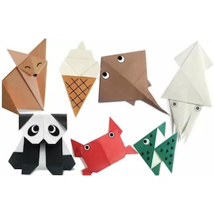 Könnte beinhalten: Ein Set mit sieben Origami-Tieren, darunter ein Fuchs, ein Eiswaffel, ein Rochen, ein Tintenfisch, ein Panda, eine Krabbe und ein Fisch. Die Tiere sind aus Papier in verschiedenen Farben gefertigt, darunter Braun, Weiß, Beige, Grau, Schwarz, Rot und Grün.