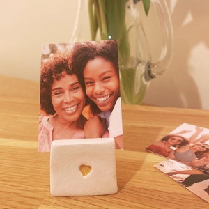 Mini Fotohalter aus Ton | Benutzerdefinierte Nachricht | Polaroid & Instax Display | Handgefertigtes Geschenk | Modernes Wohndekor