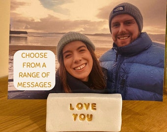 Portafotos de arcilla hecho a mano: expositor de mensajes personalizado