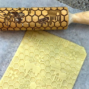 Honey Combs Embossed Rolling Pin, Bees and Flowers Clay Roller, Engraved Rolling Pin for Clay, Shortbread Cookies, Christmas Gift for Mom
