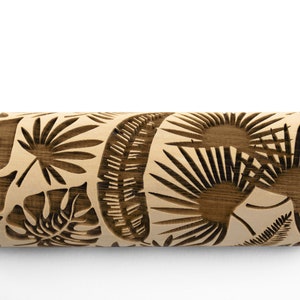 May include: A wooden rolling pin with a tropical leaf design. The design features palm leaves, monstera leaves, and fern leaves.