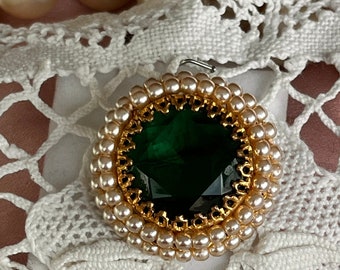 Gorgeous Antique 1940&#39;s gold layered brooch faux pearls  green emerald stone  beautiful amazing retro stunning luxe cool gift for her