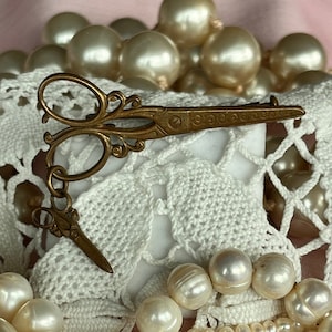 Lovely refined  antique  1920&#39;s art nouveau pair of scissors brooch