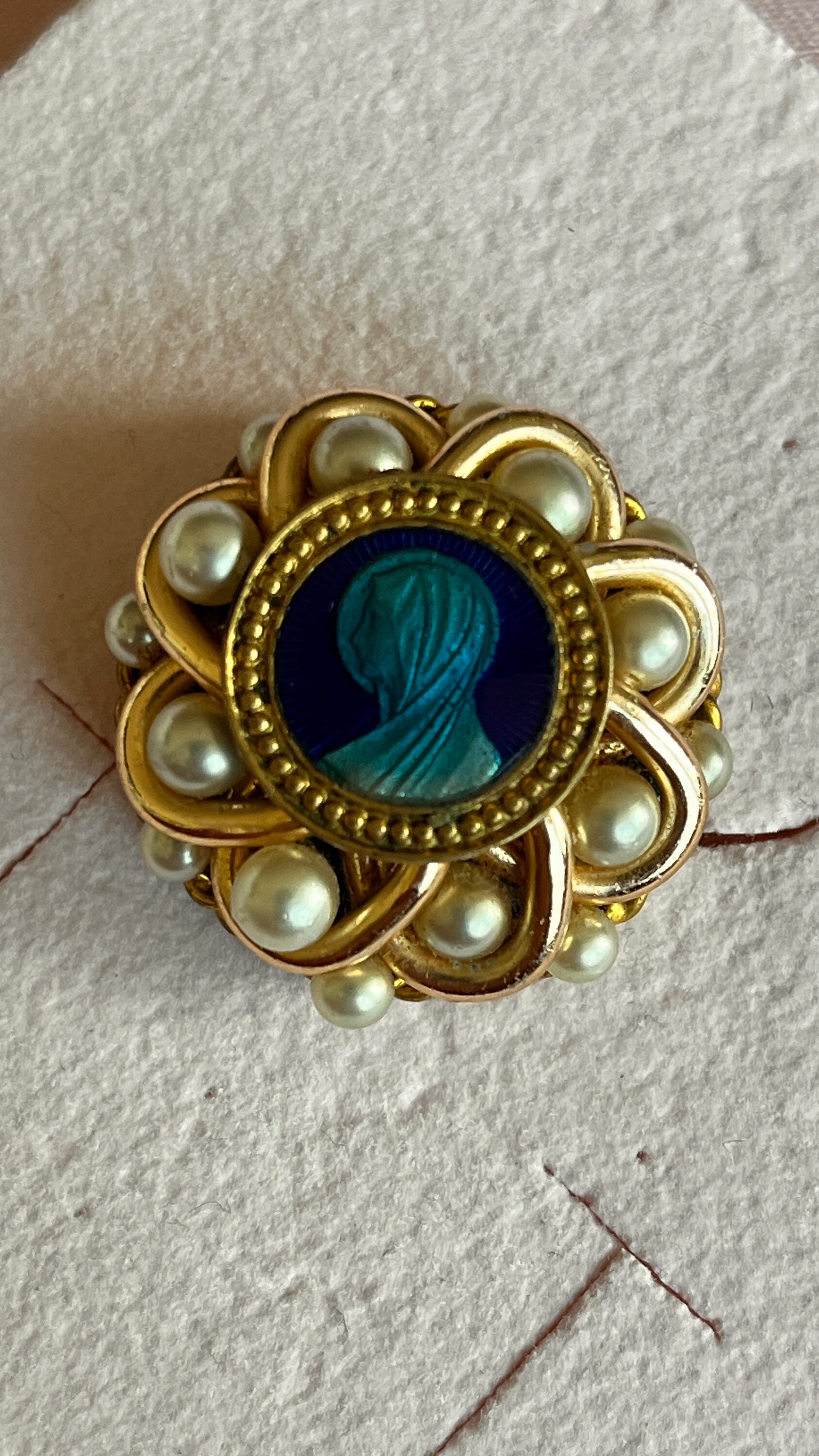Broche Vintage Rare Couleur Or Et Bleu - Motif Religieux, état Parfait