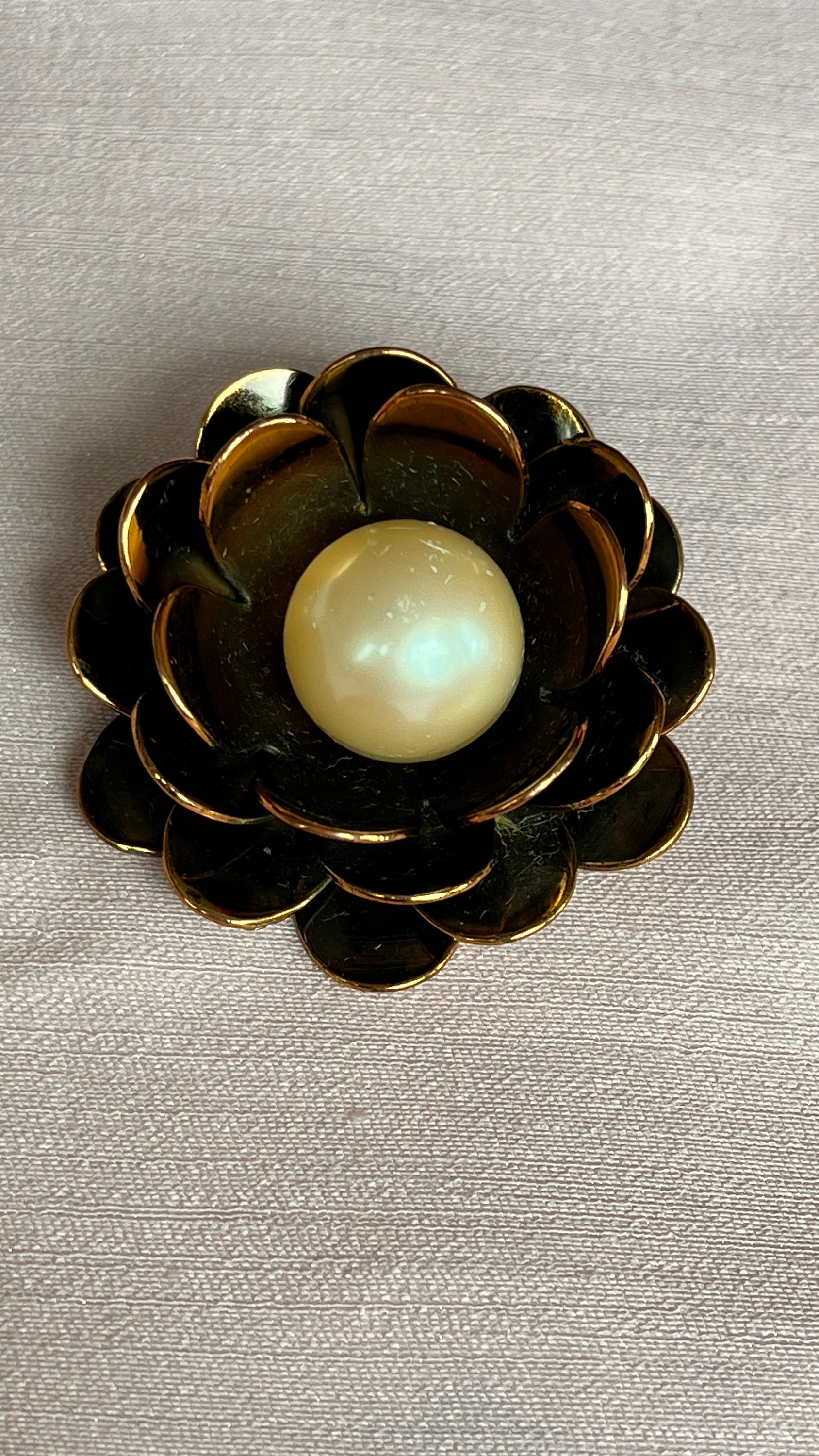 Broche Vintage Fleur En Métal Doré - Années 50, Sertie De Zirconiums Bleus/orangés, Bijou Fantaisie Rétro