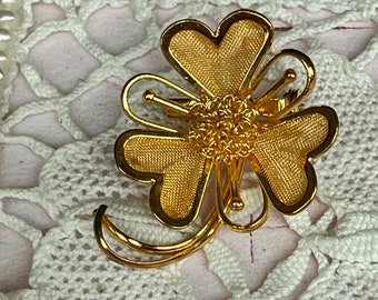 Prachtige vintage gouden gelaagde filigraan rasterbloem hartvormige bladbroche uit de jaren 40, geweldig cadeau voor haar