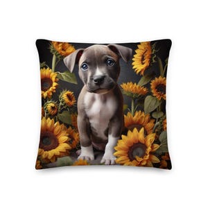 Op de afbeelding: Een grijs en witte puppy met blauwe ogen zit in een veld met gele zonnebloemen. De puppy kijkt recht in de camera.