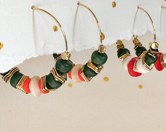 Pendientes de aro navideños con cuentas: rojo, verde y dorado - Acero quirúrgico