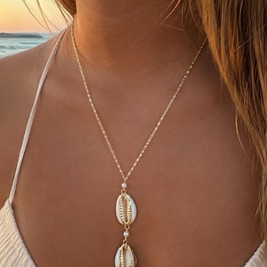 Colar com pingente de concha de búzios dourada, colar com conchas de praia, colar com pérolas costeiras, joias artesanais de verão, colar inspirado no oceano banhado a ouro