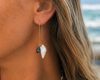 18 kt vergulde schelpeninstekeroorbellen | Kuststrandsieraden | Surfer Girl Seashell-hangoorbellen