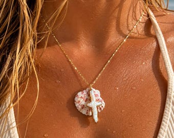 Kustkruis schelpketting | 18 kt vergulde schelphanger | Handgemaakte strandsieraden | Verstelbare ketting van 18 inch | Cadeau geïnspireerd op de oceaan