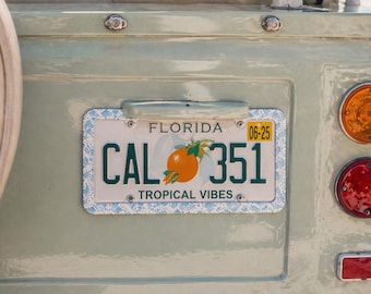 Marco de matrícula metálico con estampado de mandala playero azul y blanco / Marco decorativo para coche