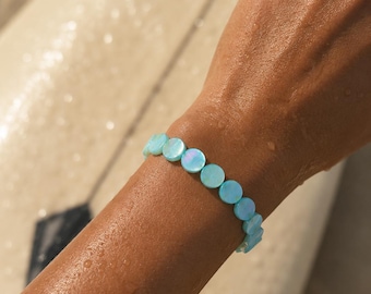 Chroomblauwe schelparmband | Handgemaakte stretcharmband | Beachy oceaansieraden | Armband met iriserende schelp | Cadeau kustarmband