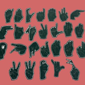 Könnte beinhalten: Eine Sammlung dunkelgrüner Handillustrationen, die in einem Raster auf einem einfarbigen lachsfarbenen Hintergrund angeordnet sind. Jede Hand zeigt eine Gebärdensprache-Geste mit weißen Umrissen und verschiedenen Fingerpositionen.