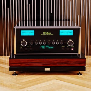 Puede incluir: Un preamplificador de audio McIntosh C52, con una placa frontal negra, medidores iluminados en azul y perillas de control. La unidad se encuentra sobre un soporte de madera con un acabado oscuro. La pantalla muestra "INPUT: USB 65% DSD256".