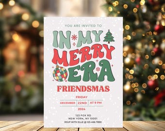 Op de afbeelding: Een feestelijke Friendsmas-uitnodiging met een retro-ontwerp. De uitnodiging bevat de tekst "IN MY MERRY ERA" in rood en groen, samen met een kerstboom en een ornamentafbeelding. Details zijn onder meer de datum, tijd en locatie.