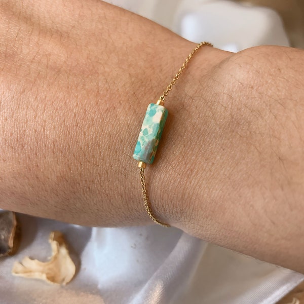 Bracelet avec perle rectangulaire de jaspe teintée vert