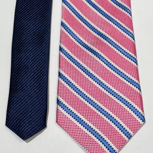 Roundtree and Yorke TRADEMARK SLIM 100% Silk Necktie Navy Blue Pink Stripe Men’s Tie