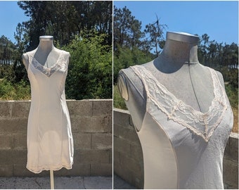 Jahrgang | cremefarbenes Unterkleid | Größe small | florale Spitze Details | Nachthemd Unterwäsche Negligee Dessous