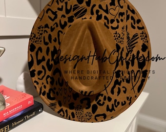 Diseño de sombrero con estampado de leopardo y corazones: ala ancha, archivo grabado a mano y con láser