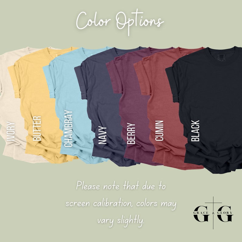 Op de afbeelding: Kleuropties voor een T-shirt in ivoor, boter, Chambray, marine, bes, komijn en zwart. "Houd er rekening mee dat kleuren door schermkalibratie enigszins kunnen afwijken." Grace & Glory logo.