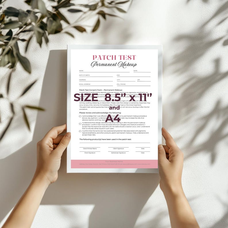 Op de afbeelding: Een wit document met de tekst "PATCH TEST Permanent Makeup" in een roze banner. Het document is gelabeld "FORMAAT 21,6 cm x 27,9 cm" en "A4". Het document wordt door twee handen vastgehouden.