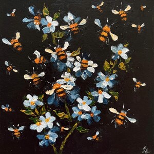 Pintura al óleo de abeja de miel, flores azules, pintura oscura, flores silvestres, arte de pared, pintura texturizada, regalo para mujeres, obra de arte pequeña de 6 x 6