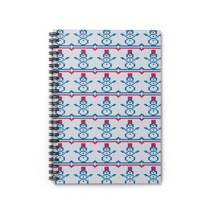 Puede incluir: Una libreta de espiral blanca con un patrón de punto azul y rojo de muñecos de nieve. El patrón se repite en toda la cubierta de la libreta.