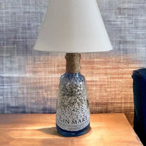 Lampada Vintage bottiglia Gin Mare con paralume ,gin lamp, lampada bottiglia design, lampada arredo,lampada da tavolo,gift idea, handmade