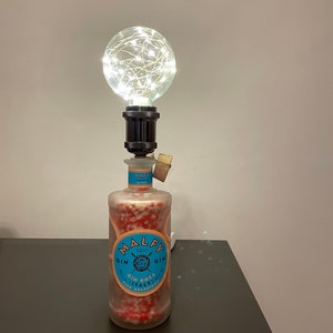 Lampada da tavolo Gin Malfy con portalampada, gin lamp, lamp design, gift idea, handmade, lampada arredo,bottiglia design, upcycling