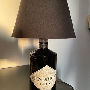 Lampada da tavolo Gin Hendrick’s con paralume ,gin lamp, lampada bottiglia design, lampada arredo,lampada regalo,vintage,gift idea,upcycling