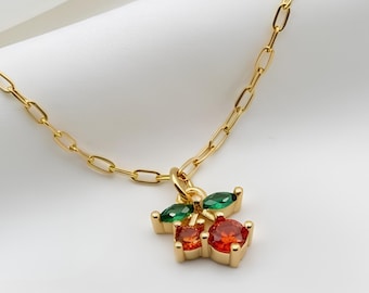 Collar de cerezas chapado en oro de 18 quilates / Colgante de circonita / Cadena de acero inoxidable con diseño de clip / Joyería de frutas dulces / Regalo para ella / Joyería minimalista de verano.