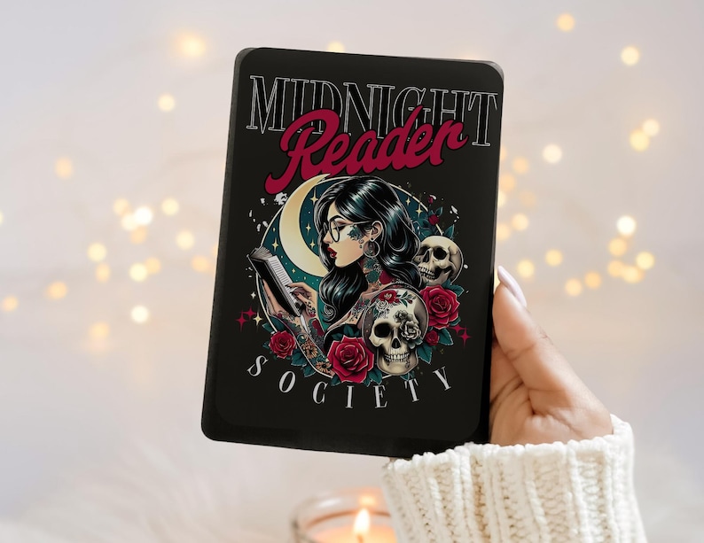 K&ouml;nnte beinhalten: Schwarzes Etui mit einer gotischen Illustration. Das Design zeigt den Text "MIDNIGHT Reader SOCIETY", eine lesende Frau, Totenk&ouml;pfe, Rosen und einen Mond. Das Kunstwerk ist in Schwarz, Rot und T&uuml;rkis gehalten.
